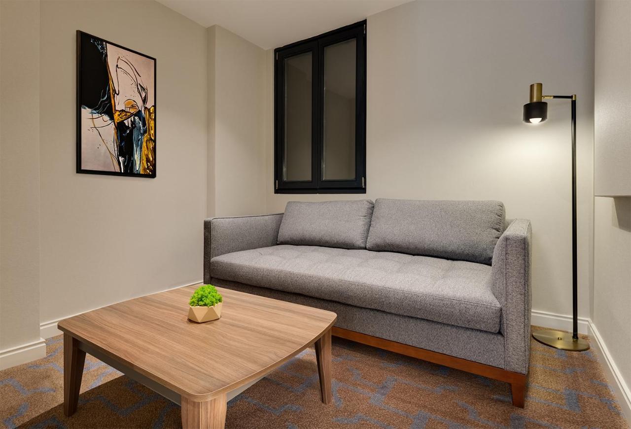 Gleam Collection Hotel イスタンブール エクステリア 写真 A living room with a sofa