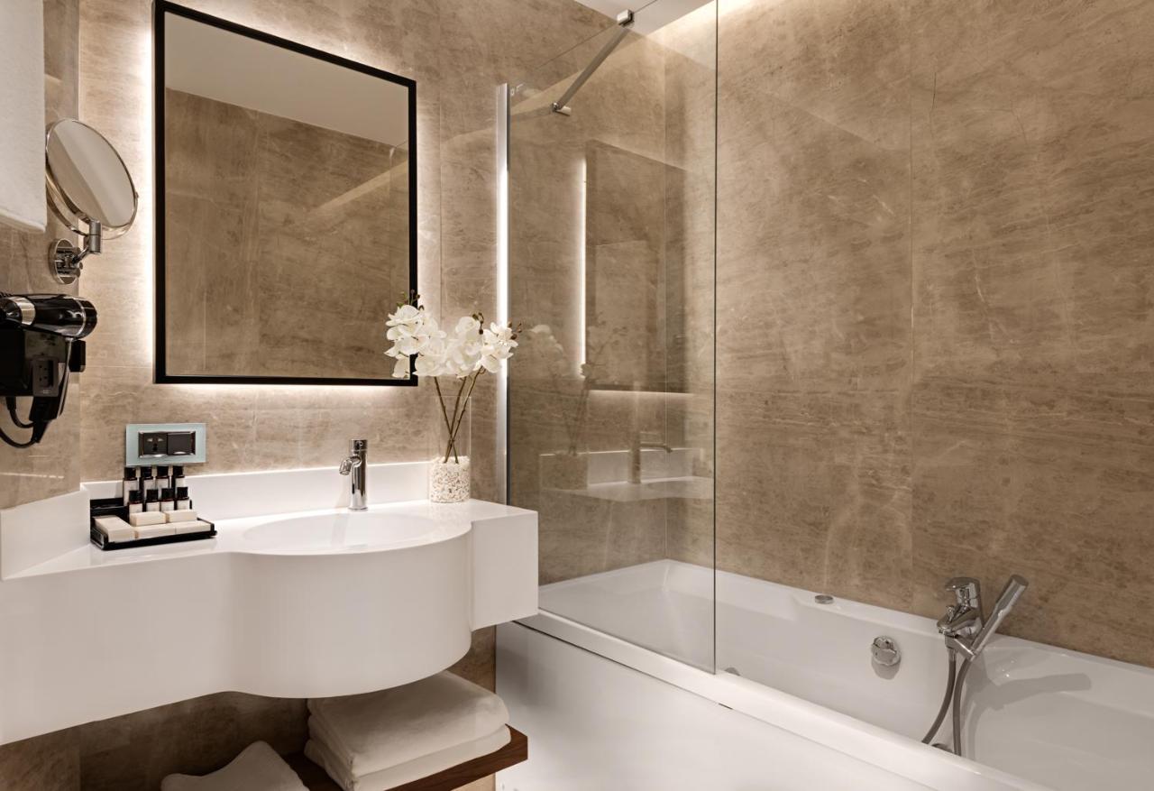 Gleam Collection Hotel イスタンブール エクステリア 写真 A shower screen
